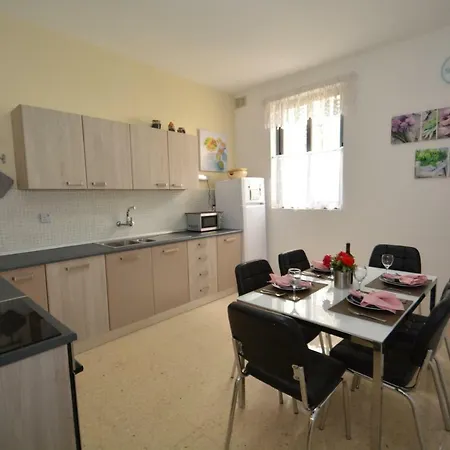 Helena Host Apartmán *